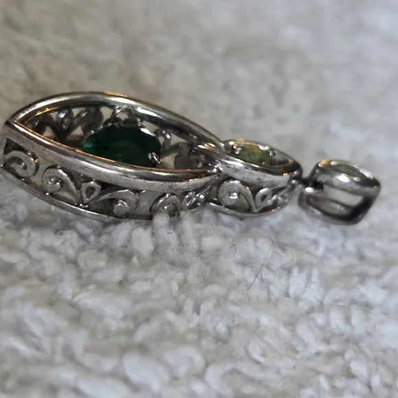 Elegant Silver Pendant with Green Gemstone - Picture 2 of 2